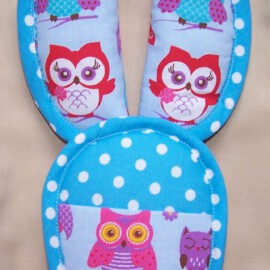 Cubre cinturones con almohadilla ,tela de color azul con  dibujos de búhos