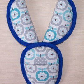 Cubre cinturones con almohadilla ,azul con dibujos de Manzanas