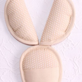 Cubre cinturones con almohadilla ,tela de color beige con lunares