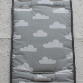 colchoneta para "Hartan/Teutonia " ,nubes blancas sobre fondo gris