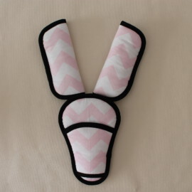 Cubre cinturones con almohadilla ,tela “Zig Zag ” de color pink / blanco