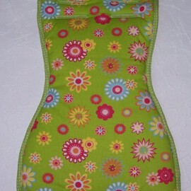 Colchoneta para silla de coche, flores sobre fondo verde