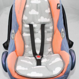 Colchoneta para silla de coche, nubes sobre fondo gris