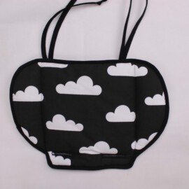 Almohada para carritos de bebe ,nubes blancas sobre fondo negro