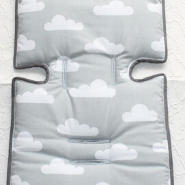 Colchoneta para "Maclaren" , nubes blancas sobre fondo gris