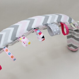 Protector para barra de seguridad ,dibujos de  “zig zag ” de color gris/blanco/rosa
