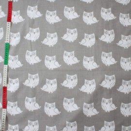 Tela gris con dibujos de búhos-gris