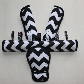 Funda para la barra , cubrecinturones y almohadilla , “Zig Zag ” de color gris / blanco