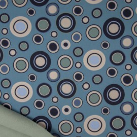 Tela impermeable de color azul con lunares