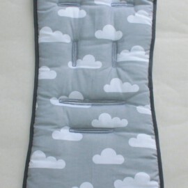 Colchoneta para  "Baby Jogger",nubes blancas sobre fondo gris