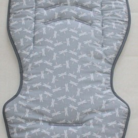 Colchoneta para "maxi-cosi mura " ,Tela de color gris con dibujos de  anisopteras