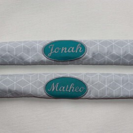 2 Fundas para las barras  con Nombre bordado  , motivos geométricos ,gris