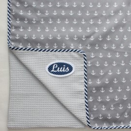 Manta para bebé , piqué waffle,Tela color gris con anclas