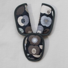 Cubre cinturones para silla de coche, Tela gris con dibujos de Manzanas