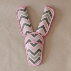 Cubre cinturones con almohadilla ,tela “Zig Zag ” de color pink / blanco /gris
